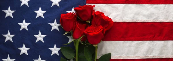 Bandeira americana com rosas — Fotografia de Stock