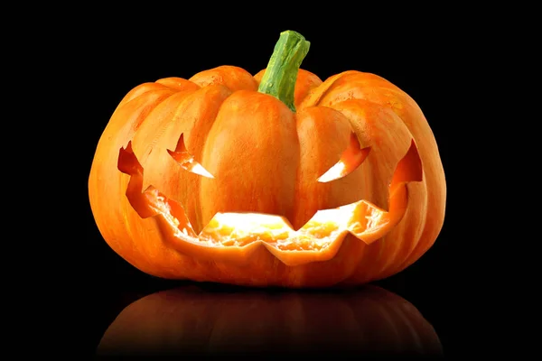 Sola calabaza naranja jack-o-linterna aislada en negro — Foto de Stock