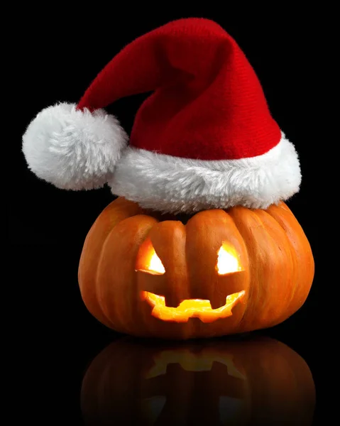 Una sola calabaza naranja Jack-o-linterna con sombrero de Navidad de Santa — Foto de Stock