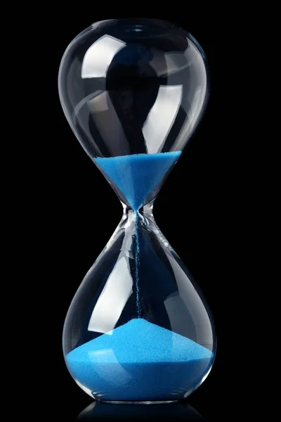 時間の経過を示す青い砂と砂時計 — ストック写真