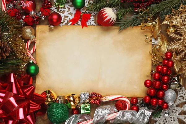 Пустая бумага в окружении рождественских украшений, украшений и — стоковое фото