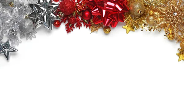 Julkrön, prydnader och dekorationer på vit bakgrund — Stockfoto
