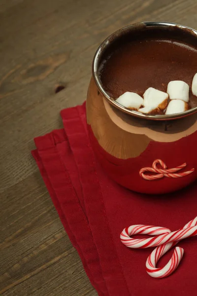 Chocolate quente com marshmallows e bastões de doces — Fotografia de Stock