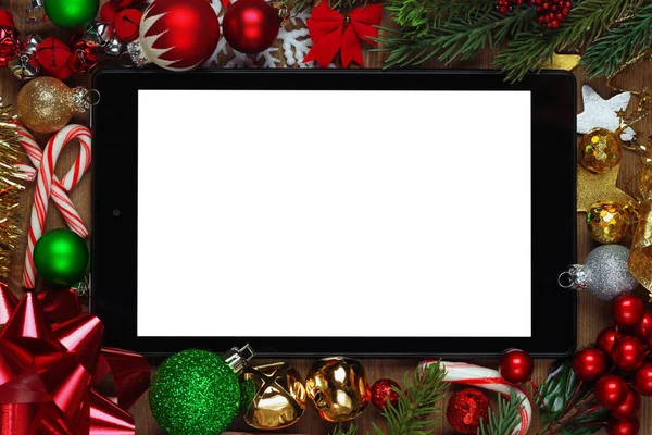 Tablette vierge entourée de décorations de Noël — Photo