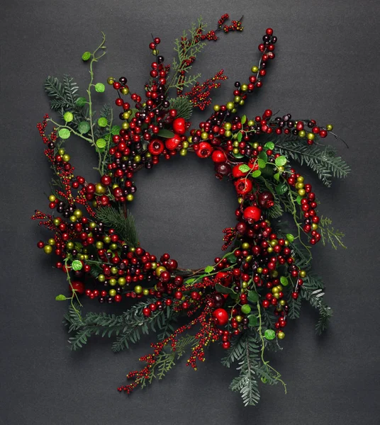 Karácsonyfa banches és piros bogyók háttér — Stock Fotó