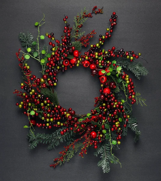 Bancos de árboles de Navidad y bayas rojas fondo —  Fotos de Stock