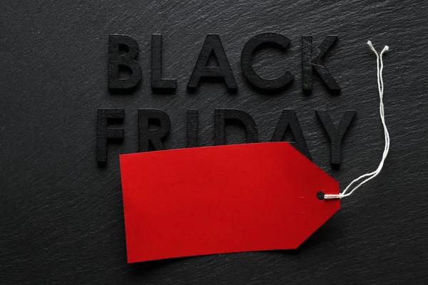 Black Friday Text mit roter Verkaufsmarke auf Schieferhintergrund — Stockfoto