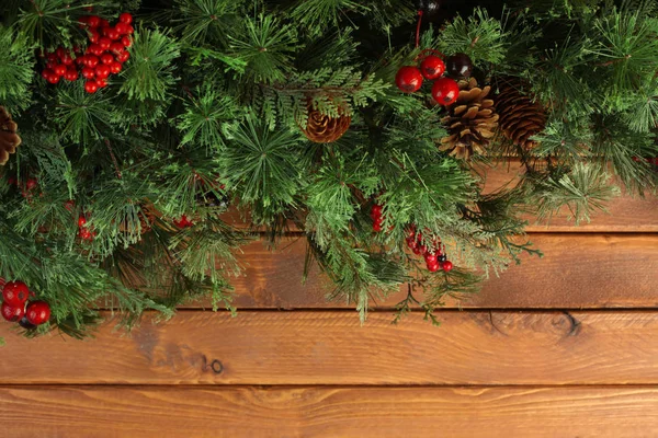 Ramas de árbol de Navidad sobre fondo de madera — Foto de Stock