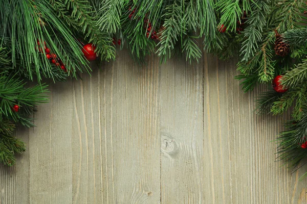 木制背景下的圣诞树枝 — 图库照片