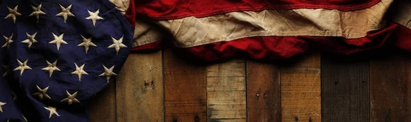Bandeira americana vintage vermelha, branca e azul para o dia do Memorial ou V — Fotografia de Stock