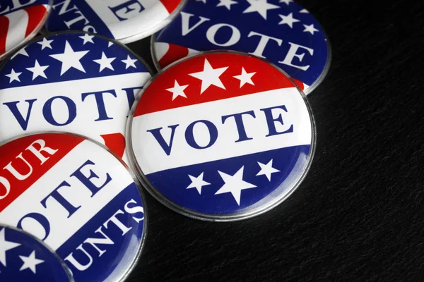 赤、白、青の投票ボタンの背景 — ストック写真