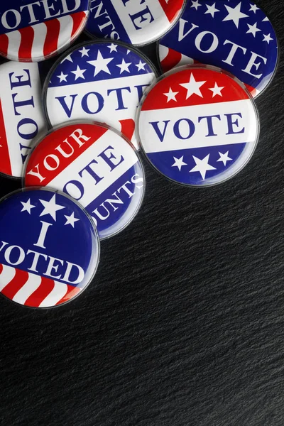 Фон червоних, білих і синіх кнопок голосування — стокове фото