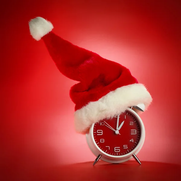 Reloj rojo con sombrero de Navidad de Santa. Hora de las compras de Navidad — Foto de Stock