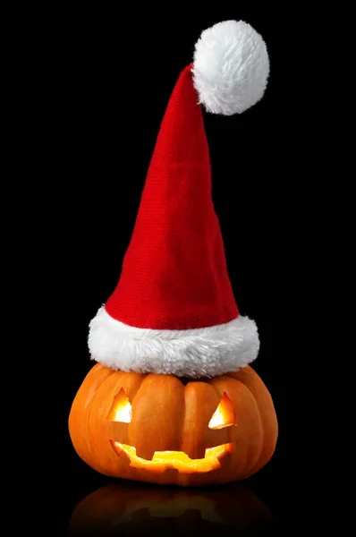 Una sola calabaza naranja Jack-o-linterna con sombrero de Navidad de Santa — Foto de Stock
