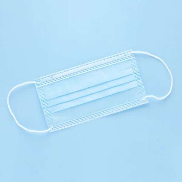 個人用保護具Ppe 青の背景に単一の使い捨て医療面マスク — ストック写真