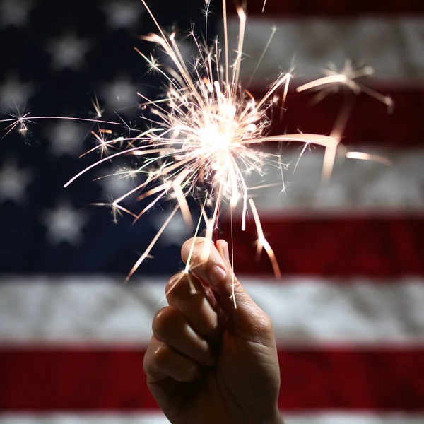 Mão Segurando Brilho Aceso Frente Bandeira Americana Para Celebração Julho — Fotografia de Stock