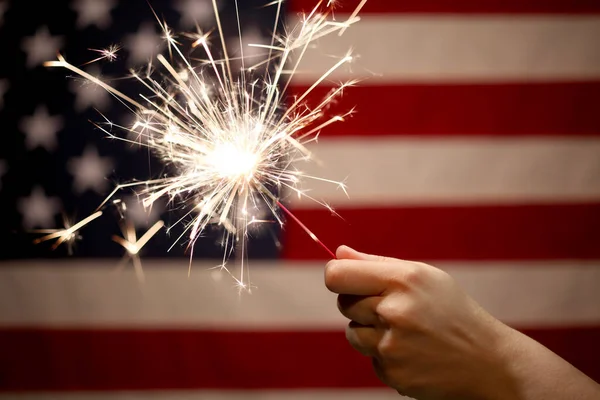 Mano Con Bengala Encendida Frente Bandera Americana Para Celebración Del — Foto de Stock