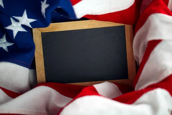 Американский Флаг Окружающий Пустую Доску Пустым Местом Текста Рекламы — стоковое фото
