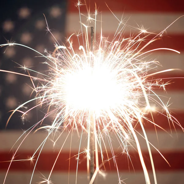 美国国旗在7月4日的庆祝活动中被火花点燃 — 图库照片#