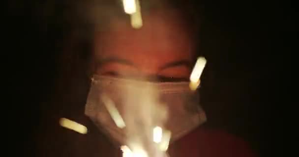 Kvinna Bär Medicinsk Ansiktsmask Som Håller Tänd Tomtebloss Med Gnistor — Stockvideo