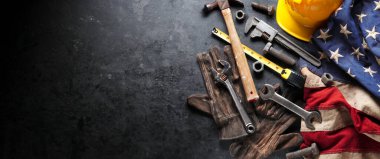 Vatansever ABD, ABD ve koyu siyah arka planda Amerikan bayrağı bulunan inşaat ve üretim araçları