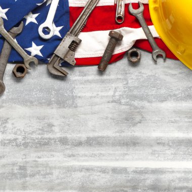 Vatansever ABD 'de inşaat ve imalat araçları, beyaz ahşap arka planda Amerikan bayrağı olan işçi günü veya Amerikan işgücü kavramı