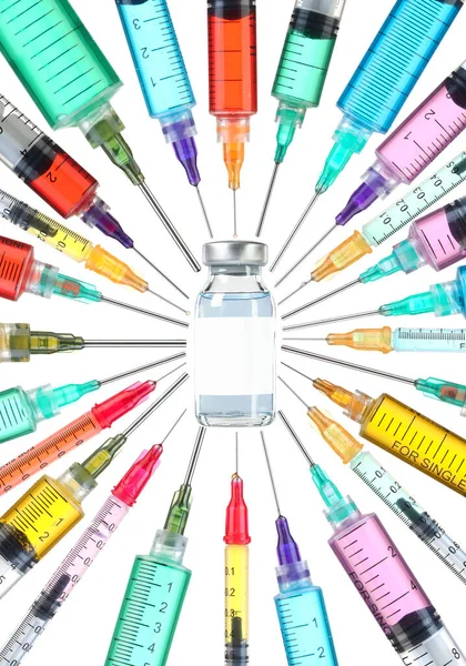 Aşı Tedavisi Konsepti Aşıyı Işaret Eden Renkli Şırıngalarla Çevrili Boş — Stok fotoğraf