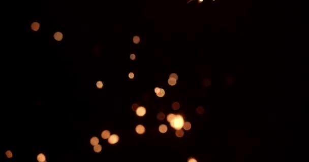 불꽃이 위에서 떨어지며 위에서 떨어진다 — 비디오