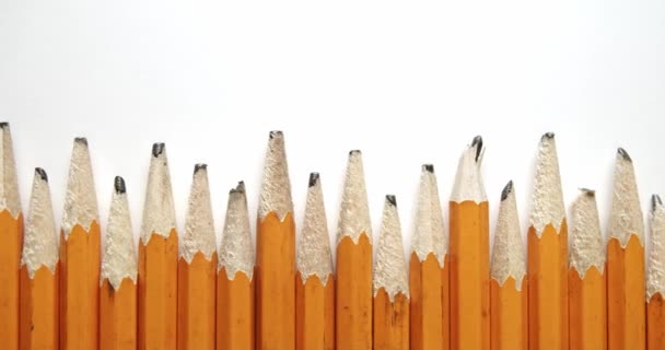 Panoramique Travers Rangée Crayons Jaunes Usagés Usés Avec Des Pointes — Video