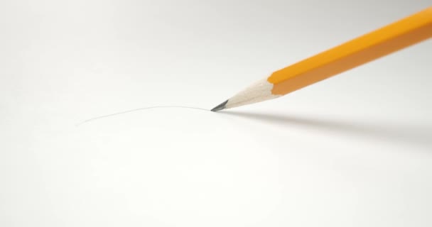 Disegnare Una Linea Ondulata Carta Con Una Matita Gialla — Video Stock