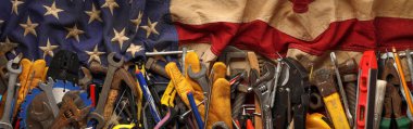 Eski vatansever koleksiyon ve yıpranmış Amerikan bayrağı üzerinde kullanılmış iş aletleri. ABD yapımı, Amerikan işgücü, veya İşçi Bayramı konsepti.