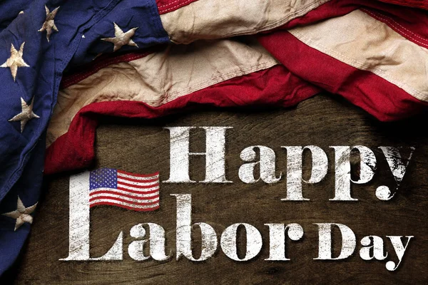 Eskimiş siyah arka planda Amerikan bayrağı. ABD İşçi Bayramı kutlamaları için. Mutlu İşçi Bayramı metniyle.