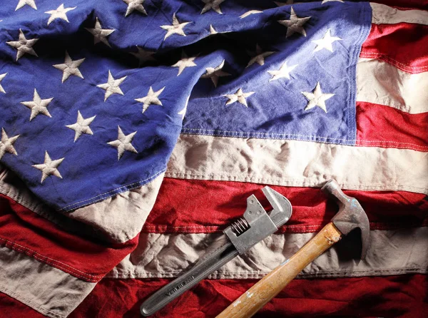 Amerikan bayrağında kullanılmış ve yıpranmış vatansever aletler koleksiyonu. ABD yapımı, Amerikan işgücü, veya İşçi Bayramı konsepti.