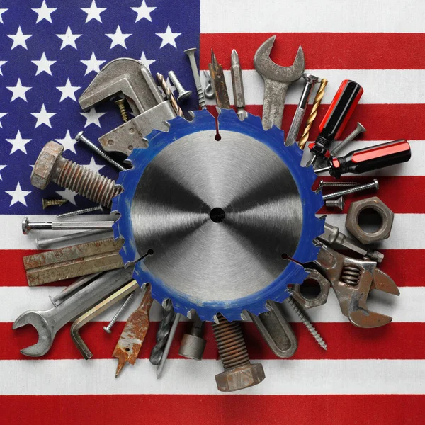 Amerikan bayrağında kullanılmış ve yıpranmış vatansever aletler koleksiyonu. ABD yapımı, Amerikan işgücü, veya İşçi Bayramı konsepti.