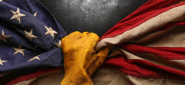 Üzerinde eski Amerikan bayrağı olan iş eldiveni. Amerikan yapımı, Amerikan işgücü, mavi yakalı işçi, veya İşçi Bayramı konsepti.