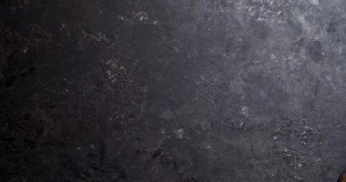 Çekiç, mezura, sarı başlık, İngiliz anahtarı, eldiven, fındık ve cıvata gibi eski, yıpranmış ve kirli iş aletlerinin video klipleri.