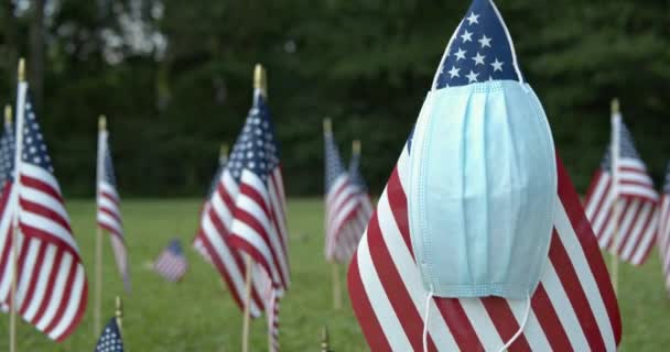 Розмахуючи Американськими Прапорами Дують Вітром Медичною Маскою Висить Прапорі Сша — стокове відео
