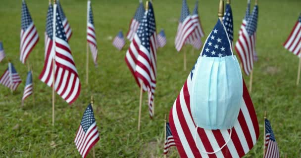 Machanie Amerykańskimi Flagami Wietrze Medyczną Maską Wiszącą Fladze Usa — Wideo stockowe