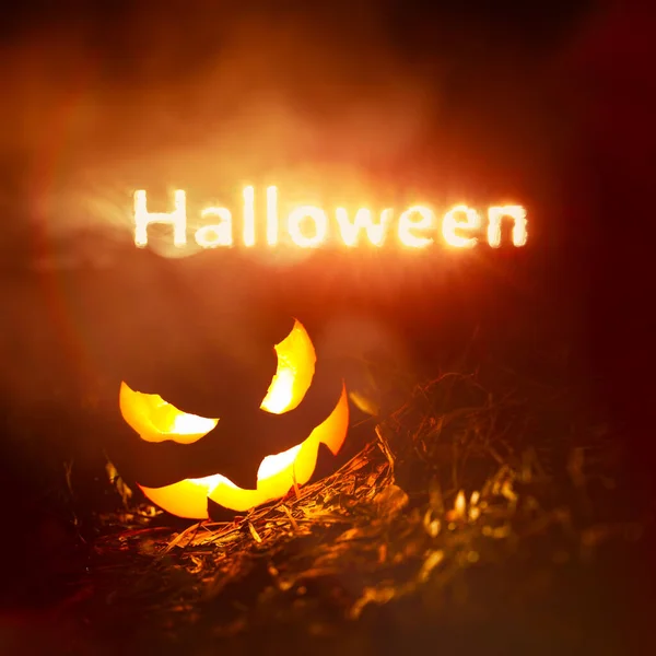 Texto Halloween Brillando Humo Rojo Amarillo Por Noche Sobre Una —  Fotos de Stock