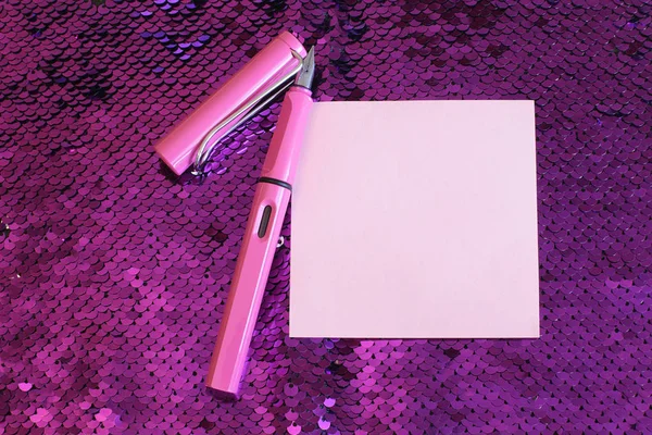 Pezzo Carta Note Stilografica Con Cappuccio Trovano Tessuto Sfondo Rosa — Foto Stock