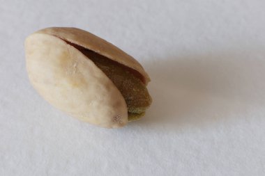 antep fıstığı makro fotoğraf, yarım açık antep fıstığı bir fındık makro görünüm anlık