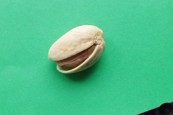 Makro Fotografie Pistáciového Ořechu Jeden Ořech Makro Snímek Polootevřeného Pistachia — Stock fotografie
