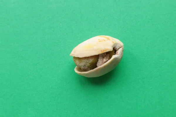 Makro Fotografie Pistáciového Ořechu Jeden Ořech Makro Snímek Polootevřeného Pistachia — Stock fotografie