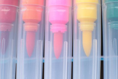 Renkli kalemler makro fotoğrafçılık, parlak siyah arka plan üzerinde yaratıcılık makro görünümü için öğeler