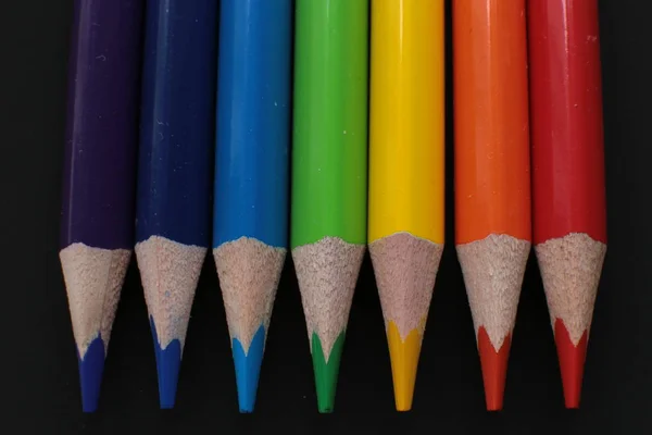 Renkli Kalemler Makro Fotoğrafçılık Parlak Siyah Arka Plan Üzerinde Yaratıcılık — Stok fotoğraf