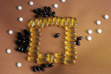 Vitaminler sarı balık yağı oval şekilli, sağlıklı balık yağı kayıtları için balık ve boş alan şeklinde parlak bir arka plan üzerinde yalan