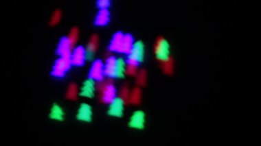Bokeh farklı renklerde yanıp sönen Noel ağaçları şeklinde