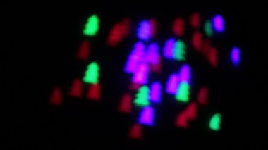 Bokeh farklı renklerde yanıp sönen Noel ağaçları şeklinde