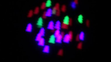 Bokeh farklı renklerde yanıp sönen Noel ağaçları şeklinde