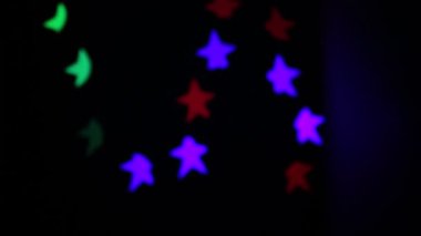 Farklı renklerde yanıp sönen yıldız şekilli bokeh